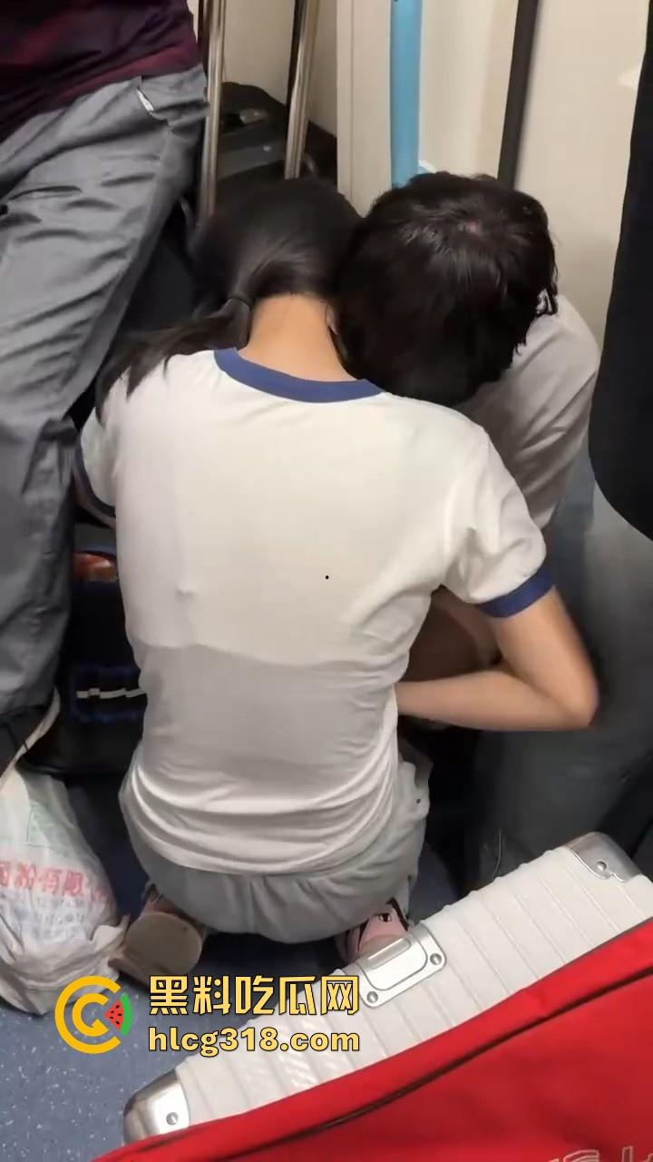 上海地铁小情侣当众热吻打飞机，激情缠绵旁若无人，看来是饥渴，都快现场做起来了！  第1张