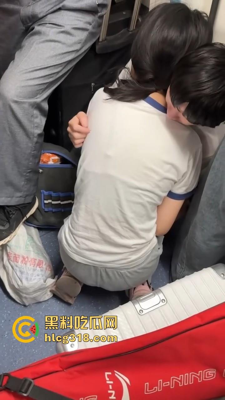 上海地铁小情侣当众热吻打飞机，激情缠绵旁若无人，看来是饥渴，都快现场做起来了！  第5张