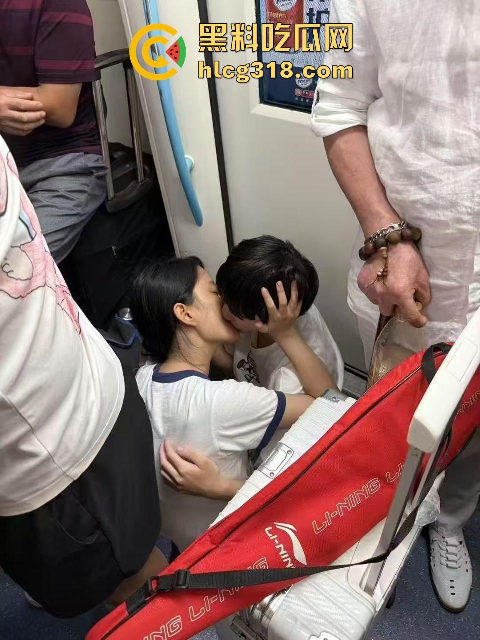 上海地铁小情侣当众热吻打飞机，激情缠绵旁若无人，看来是饥渴，都快现场做起来了！  第8张