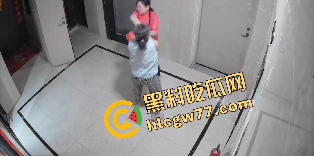 青岛阳光水岸疯老太夜袭邻居，老人被揍成猪头，监控曝变态暴行！  第1张