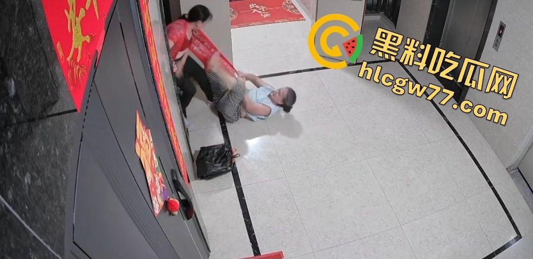 青岛阳光水岸疯老太夜袭邻居，老人被揍成猪头，监控曝变态暴行！  第3张