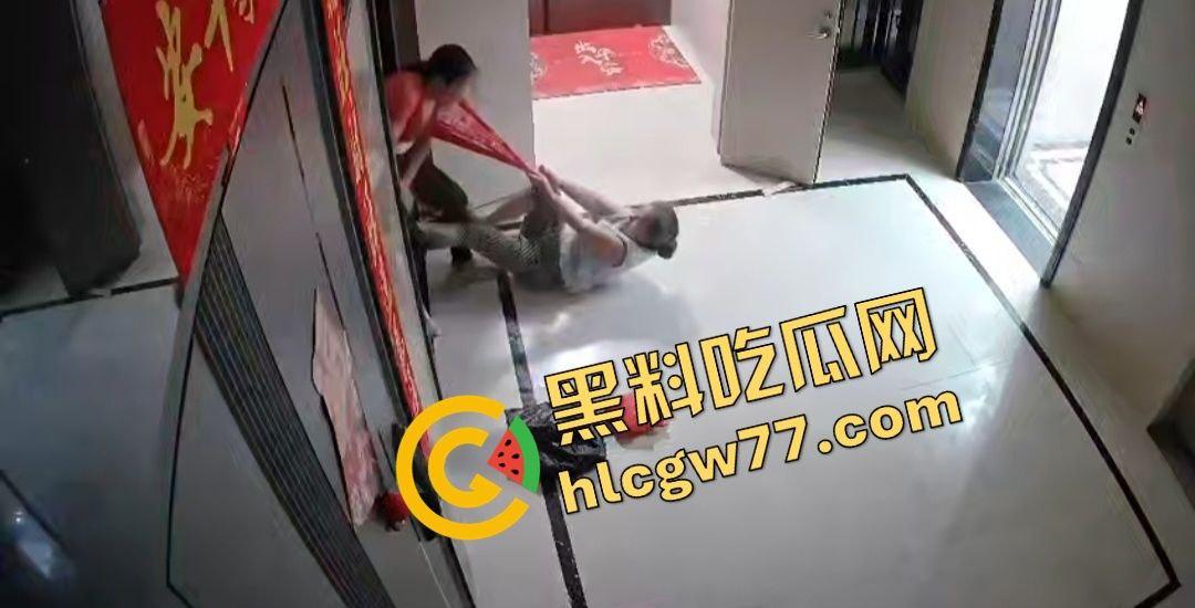 青岛阳光水岸疯老太夜袭邻居，老人被揍成猪头，监控曝变态暴行！  第4张