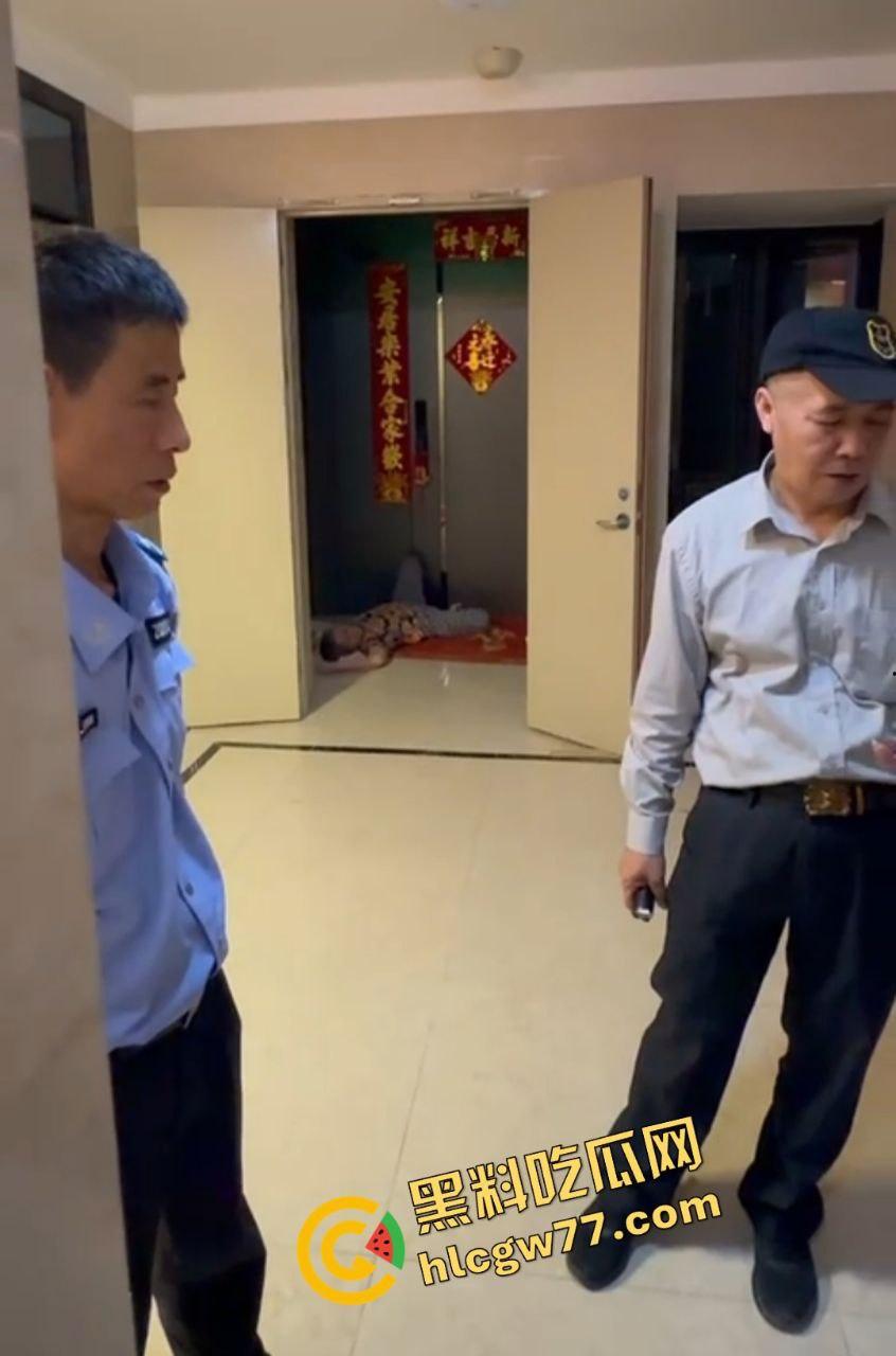 青岛阳光水岸疯老太夜袭邻居，老人被揍成猪头，监控曝变态暴行！  第8张