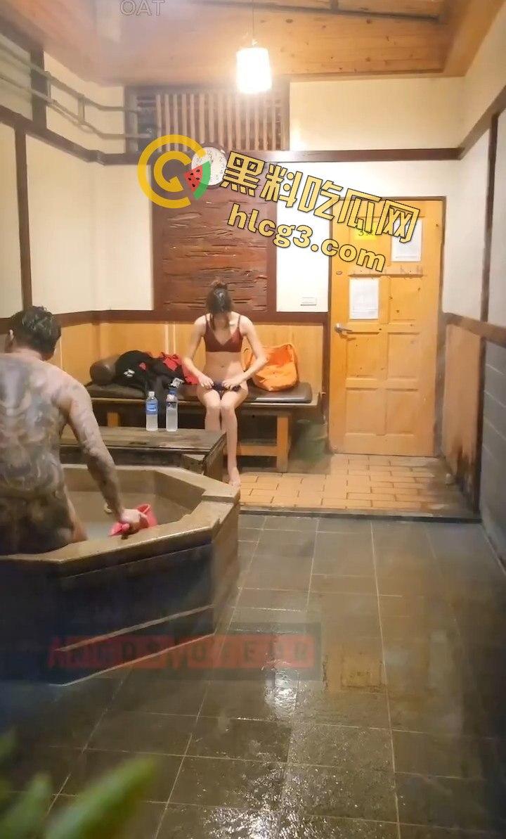 台湾私人温泉旅馆大尺度泄密！情侣洗澡疯狂打炮，俩大奶少妇在一旁调情摸奶！  第3张