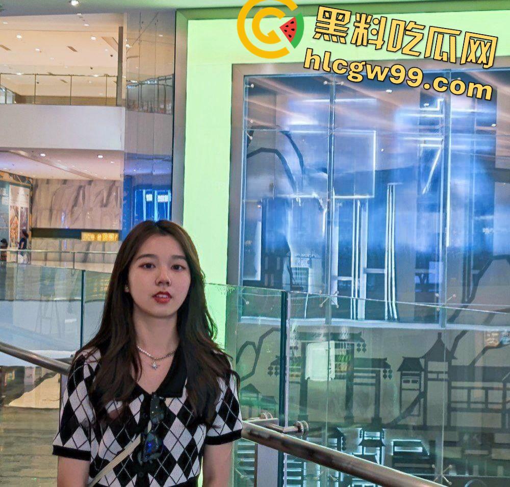 重庆OL反差露脸女职员【张秋月】被主人各种调教视图泄密，婚纱捆绑口塞踩头当狗玩  第9张