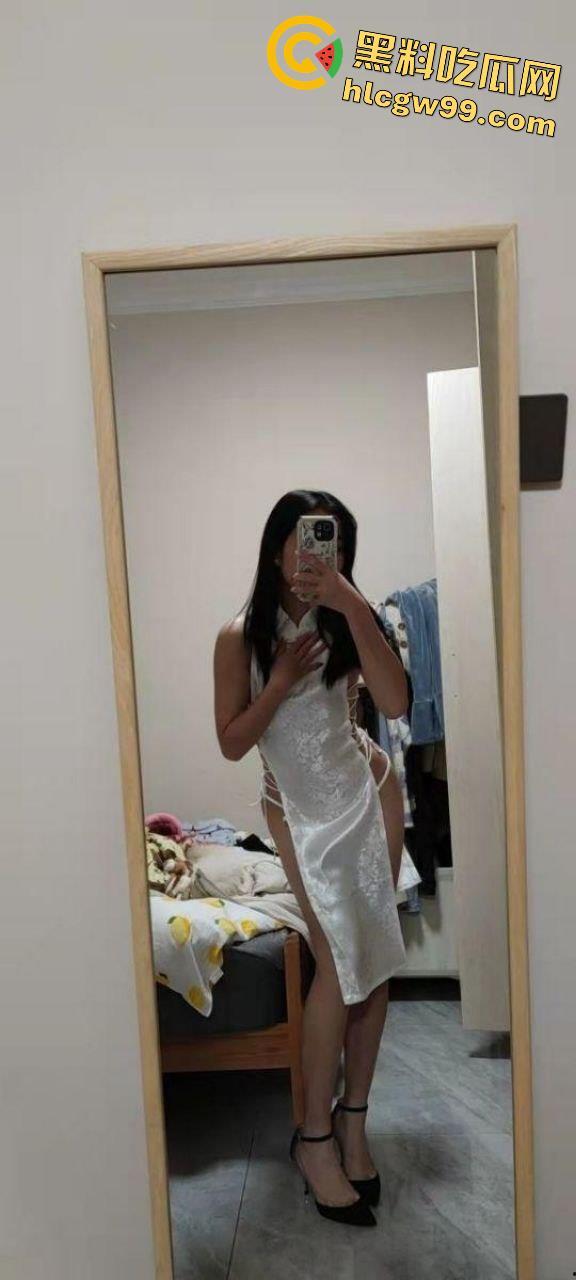 重庆OL反差露脸女职员【张秋月】被主人各种调教视图泄密，婚纱捆绑口塞踩头当狗玩  第39张