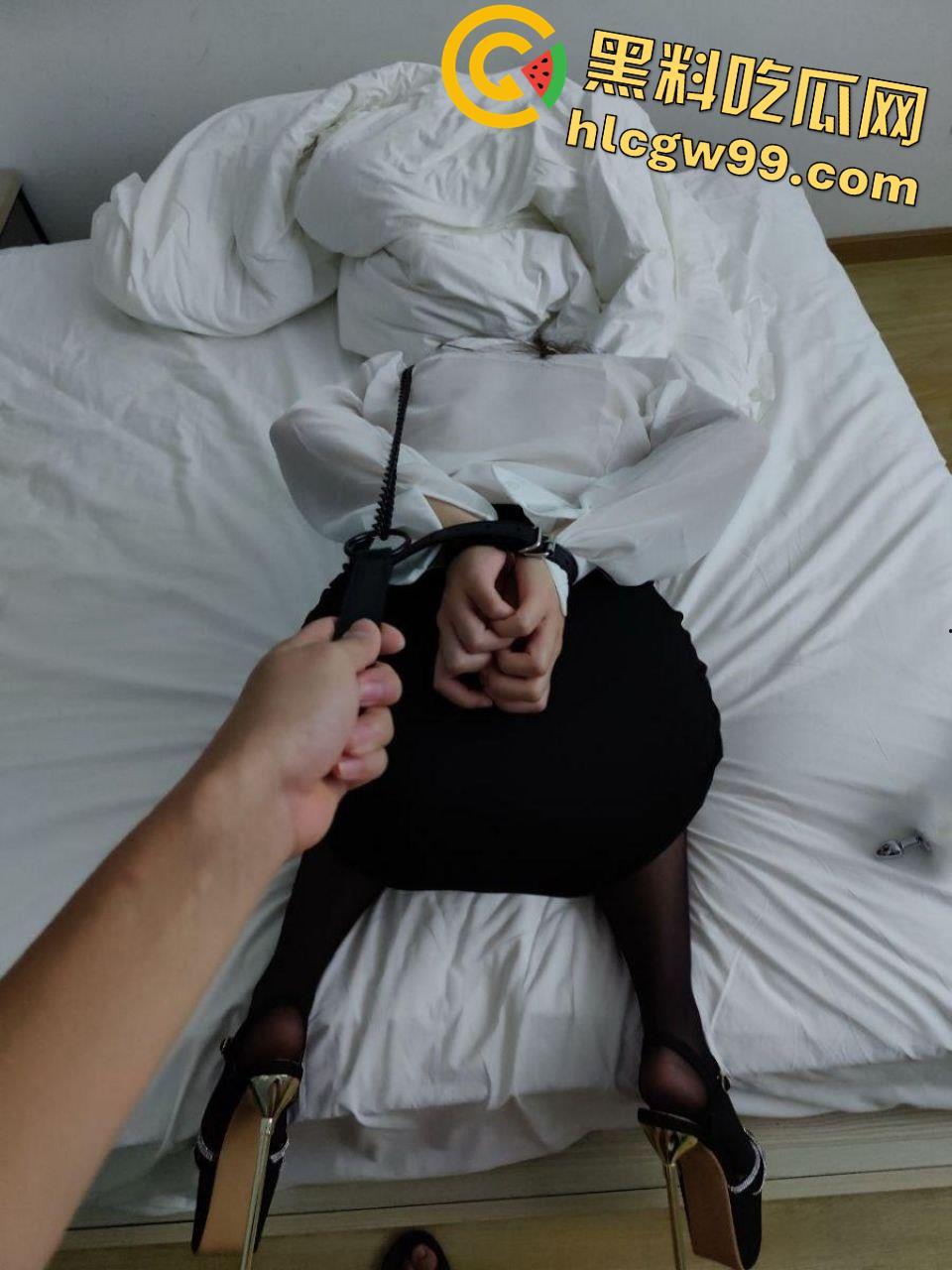 重庆OL反差露脸女职员【张秋月】被主人各种调教视图泄密，婚纱捆绑口塞踩头当狗玩  第46张