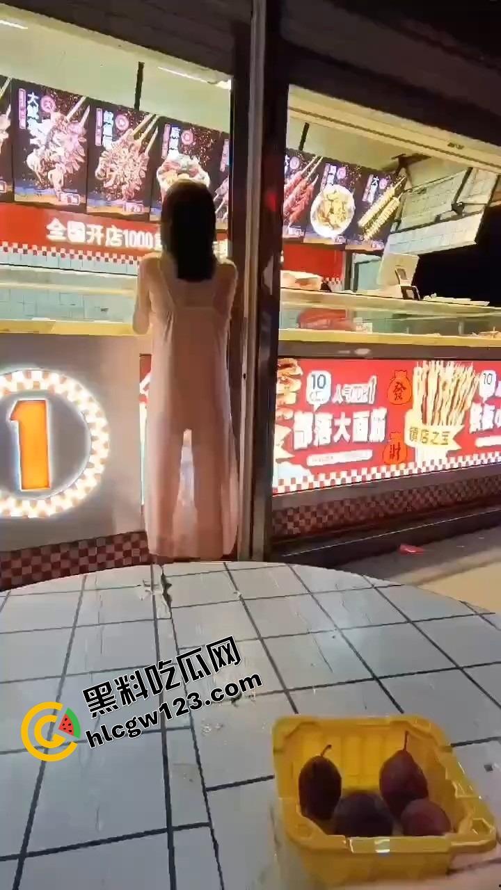 你相信光吗？郑州小婊深夜执行主人的羞耻任务，透明薄睡衣漏点出门，全程走光还舔着嘴说我好兴奋！  第5张