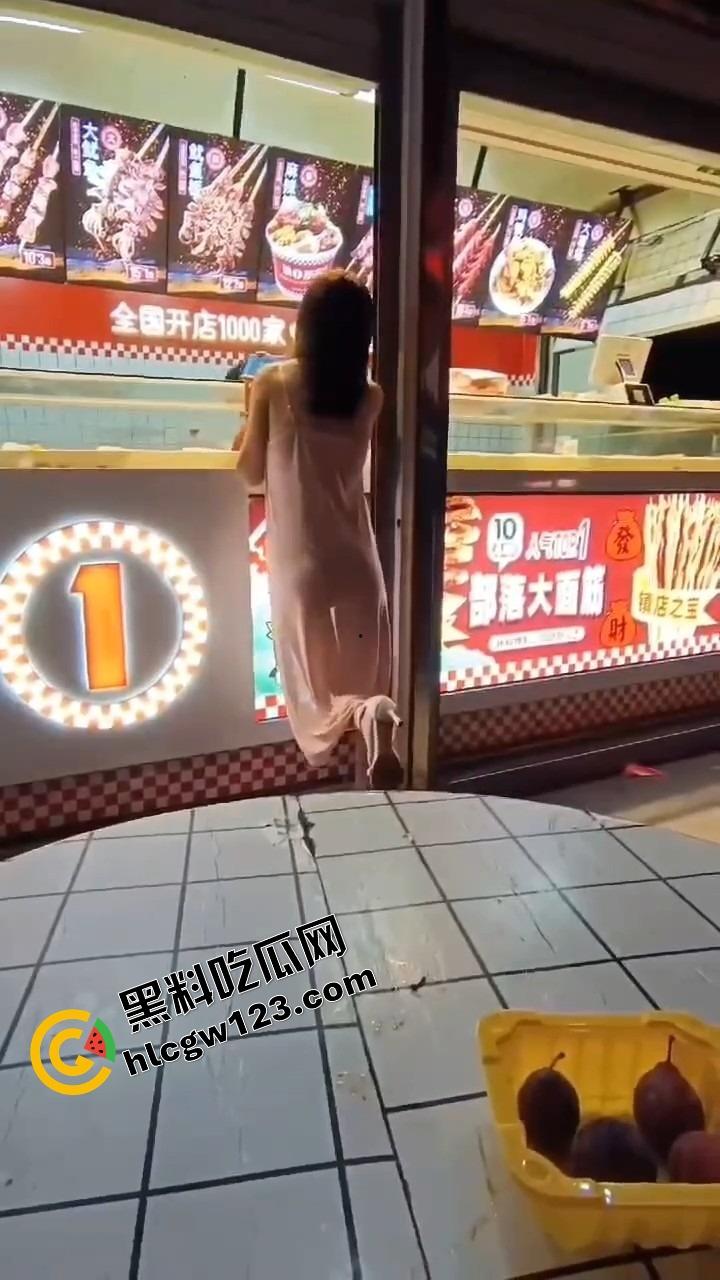 你相信光吗？郑州小婊深夜执行主人的羞耻任务，透明薄睡衣漏点出门，全程走光还舔着嘴说我好兴奋！  第9张