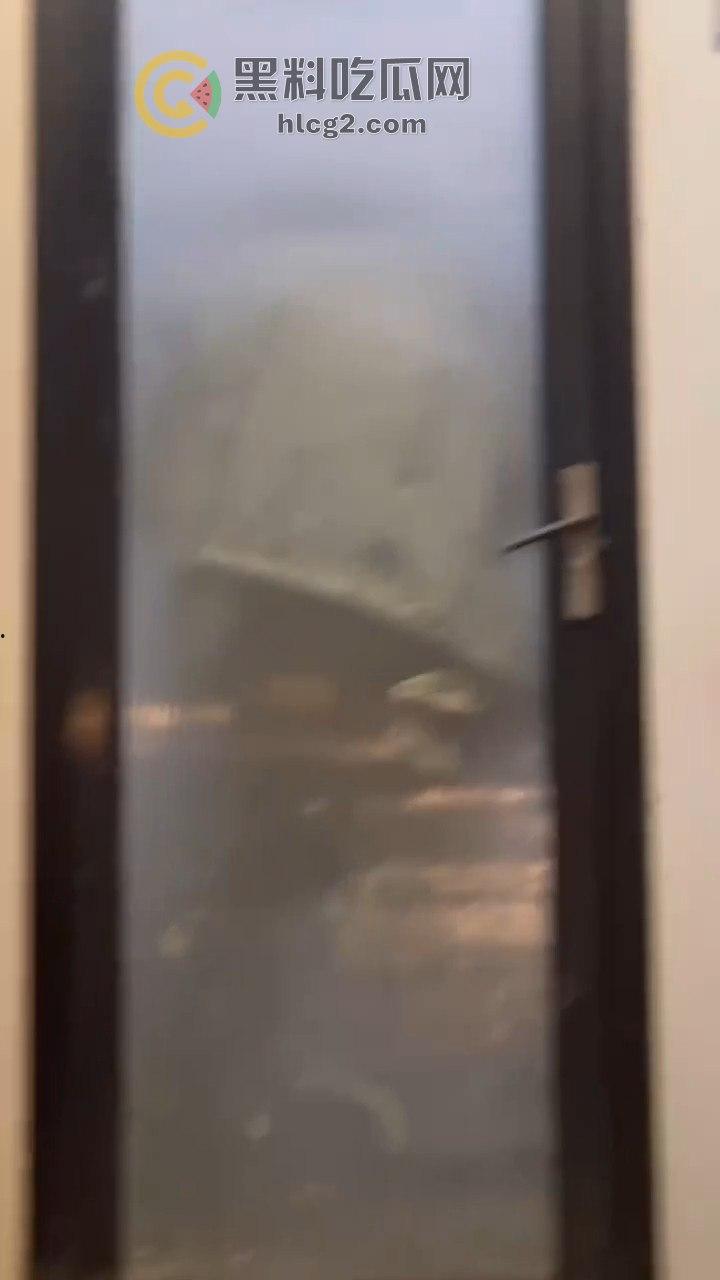 透明玻璃门暴露无遗！小情侣卫生间激情做爱被围观，吃瓜群众直播全过程！  第4张