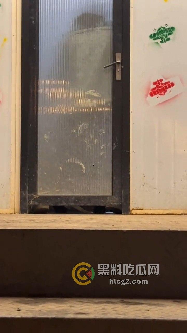 透明玻璃门暴露无遗！小情侣卫生间激情做爱被围观，吃瓜群众直播全过程！  第5张