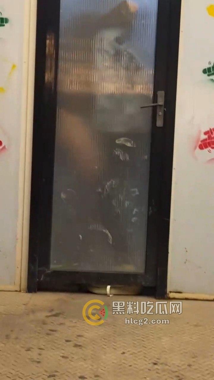 透明玻璃门暴露无遗！小情侣卫生间激情做爱被围观，吃瓜群众直播全过程！  第6张