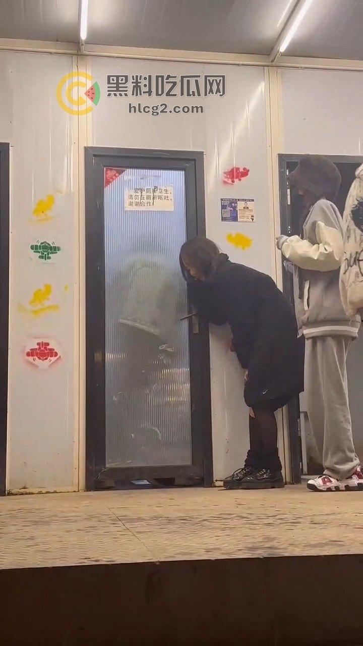 透明玻璃门暴露无遗！小情侣卫生间激情做爱被围观，吃瓜群众直播全过程！  第7张