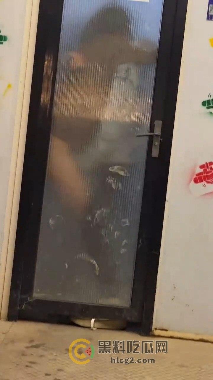 透明玻璃门暴露无遗！小情侣卫生间激情做爱被围观，吃瓜群众直播全过程！  第8张