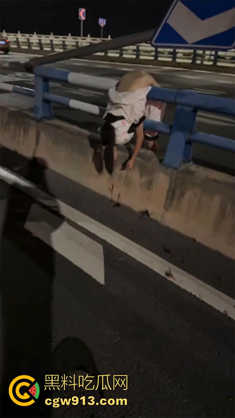 又有两个骑士挂了，女骑喝多叫舔狗来骑车，结果舔狗为装逼，让女神高看自己一眼，飞速飙车飞出当场死亡！  第5张