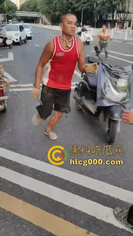 南宁街头惊现持刀捅人，抢劫后无差别捅人，路过行人见人就捅，围观群众惊恐报警，场面触目惊心！  第3张