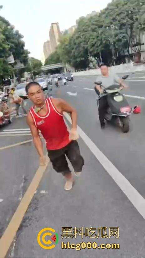 南宁街头惊现持刀捅人，抢劫后无差别捅人，路过行人见人就捅，围观群众惊恐报警，场面触目惊心！  第4张