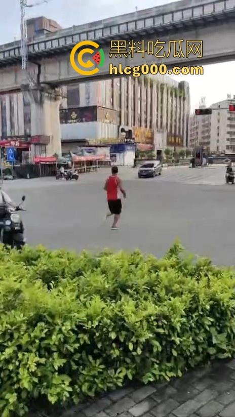 南宁街头惊现持刀捅人，抢劫后无差别捅人，路过行人见人就捅，围观群众惊恐报警，场面触目惊心！  第5张