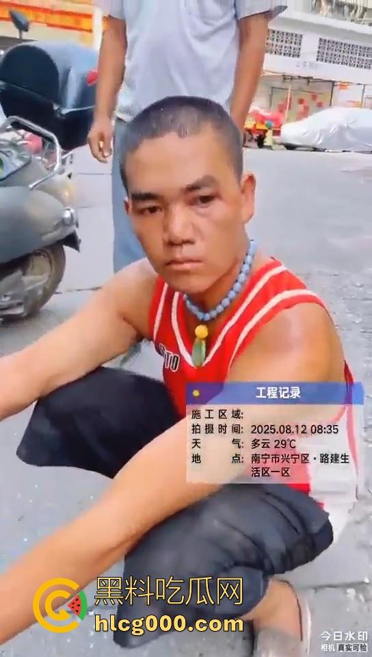 南宁街头惊现持刀捅人，抢劫后无差别捅人，路过行人见人就捅，围观群众惊恐报警，场面触目惊心！  第8张