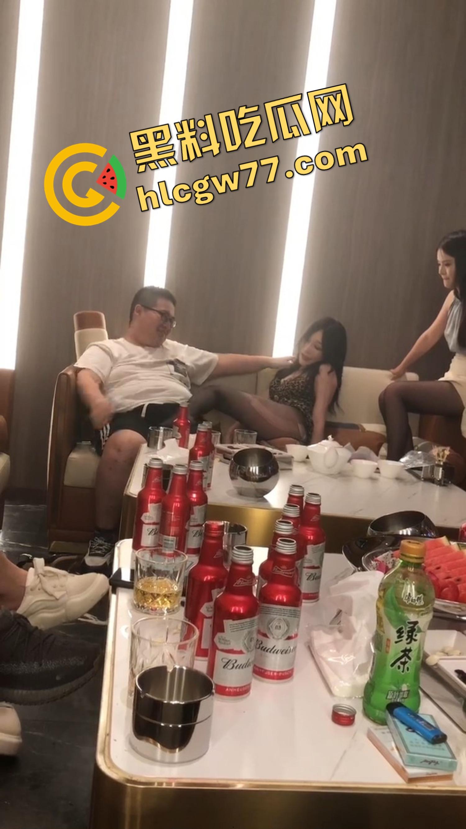 今夜无事勾栏听曲,结果真看见窝瓜骚鸡撕丝袜撕到癫,百威一口干今日不操鸡,枉为聚会人! 第2张 今夜无事勾栏听曲,结果真看见窝瓜骚鸡撕丝袜撕到癫,百威一口干今日不操鸡,枉为聚会人! 第2张