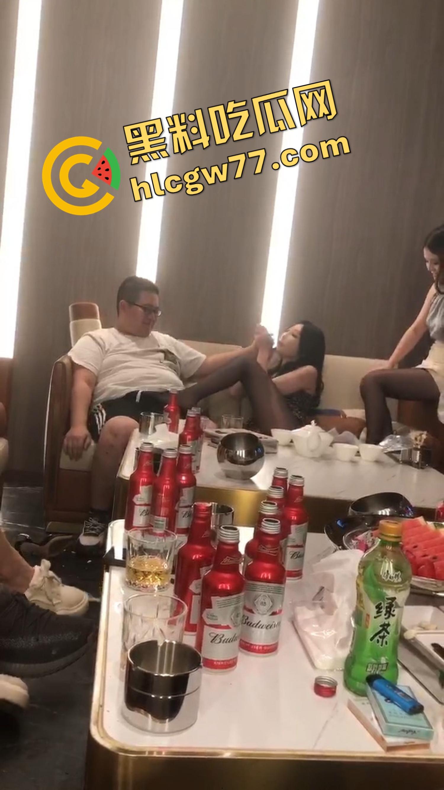 今夜无事勾栏听曲,结果真看见窝瓜骚鸡撕丝袜撕到癫,百威一口干今日不操鸡,枉为聚会人! 第3张 今夜无事勾栏听曲,结果真看见窝瓜骚鸡撕丝袜撕到癫,百威一口干今日不操鸡,枉为聚会人! 第3张