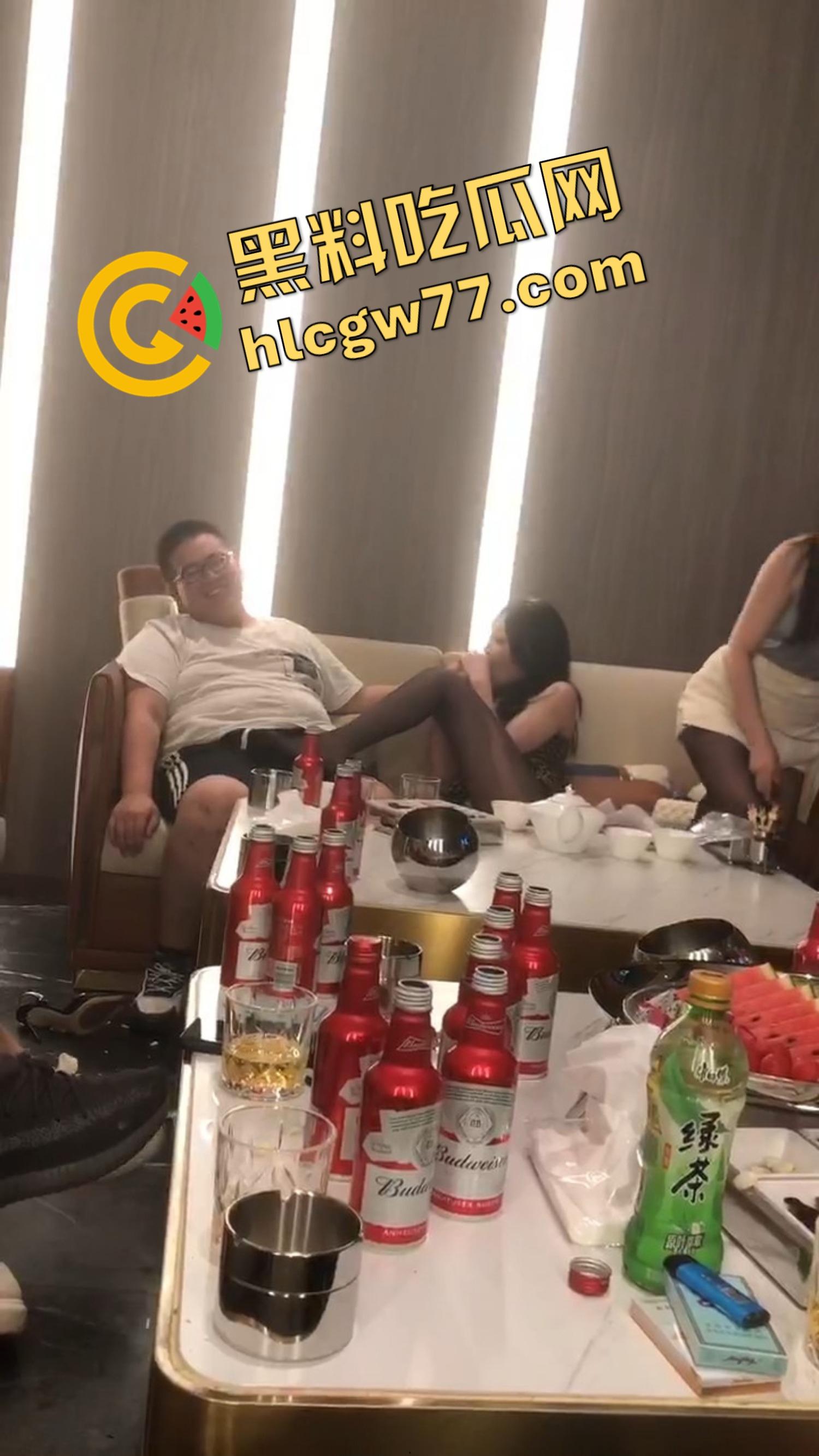 今夜无事勾栏听曲,结果真看见窝瓜骚鸡撕丝袜撕到癫,百威一口干今日不操鸡,枉为聚会人! 第4张 今夜无事勾栏听曲,结果真看见窝瓜骚鸡撕丝袜撕到癫,百威一口干今日不操鸡,枉为聚会人! 第4张