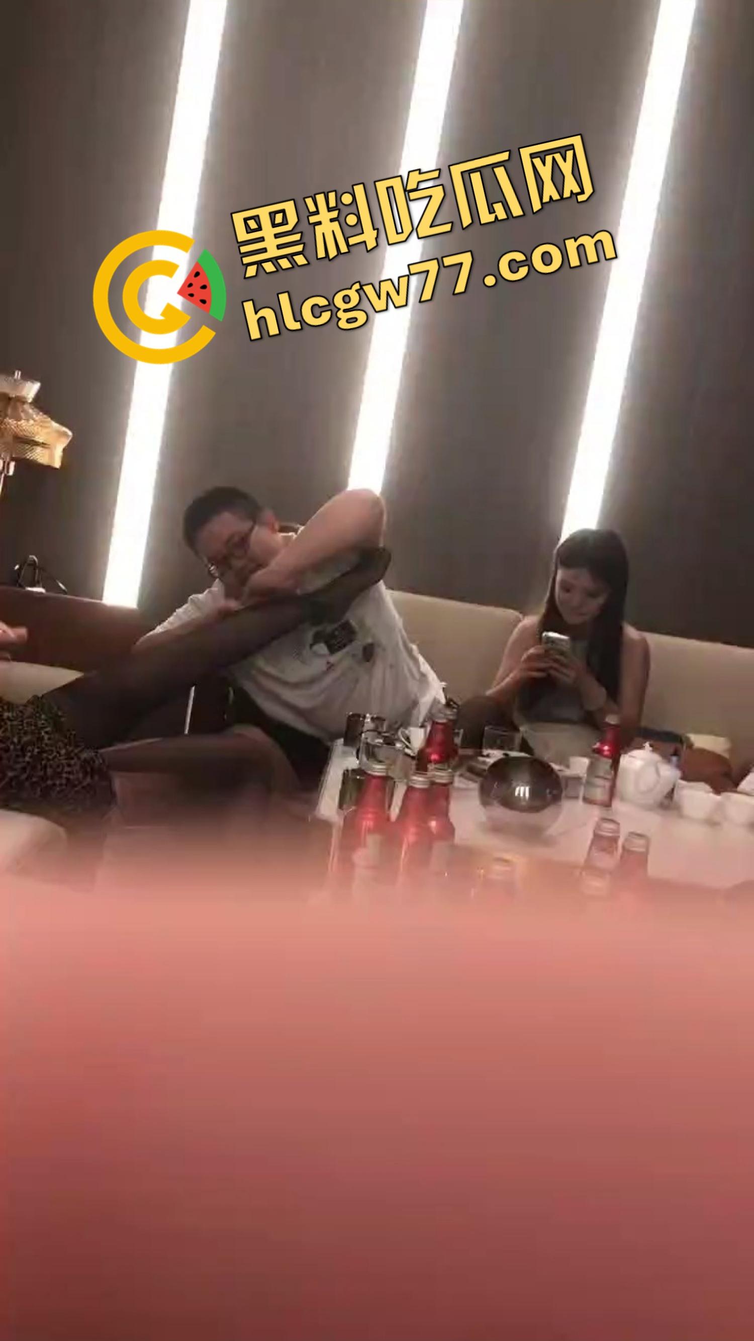 今夜无事勾栏听曲,结果真看见窝瓜骚鸡撕丝袜撕到癫,百威一口干今日不操鸡,枉为聚会人! 第6张 今夜无事勾栏听曲,结果真看见窝瓜骚鸡撕丝袜撕到癫,百威一口干今日不操鸡,枉为聚会人! 第6张