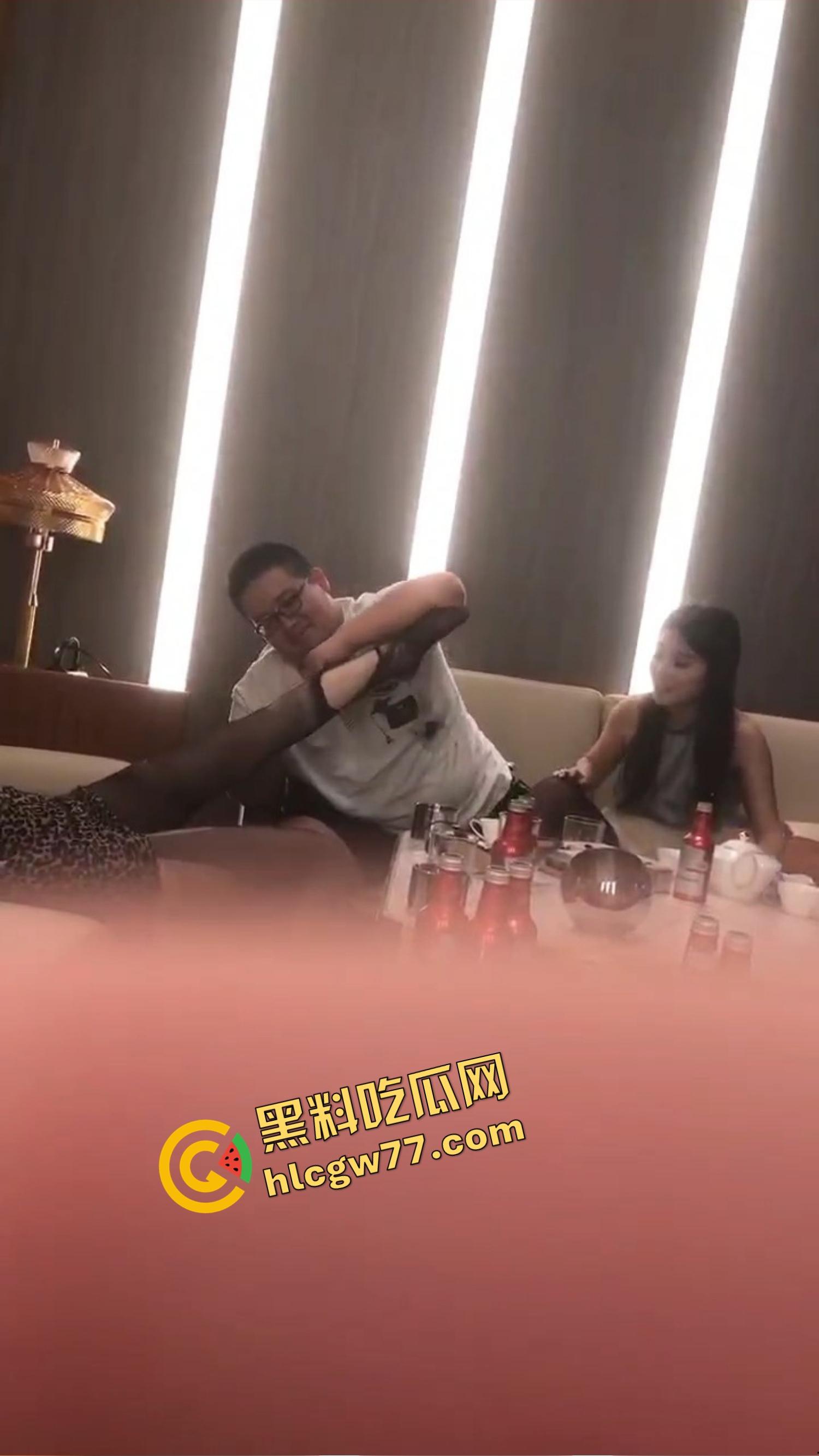 今夜无事勾栏听曲,结果真看见窝瓜骚鸡撕丝袜撕到癫,百威一口干今日不操鸡,枉为聚会人! 第7张 今夜无事勾栏听曲,结果真看见窝瓜骚鸡撕丝袜撕到癫,百威一口干今日不操鸡,枉为聚会人! 第7张