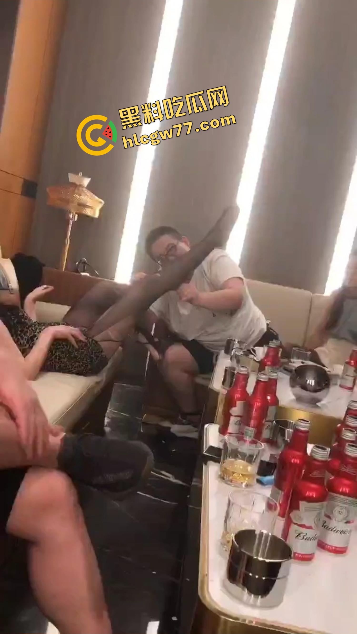 今夜无事勾栏听曲,结果真看见窝瓜骚鸡撕丝袜撕到癫,百威一口干今日不操鸡,枉为聚会人! 第9张 今夜无事勾栏听曲,结果真看见窝瓜骚鸡撕丝袜撕到癫,百威一口干今日不操鸡,枉为聚会人! 第9张