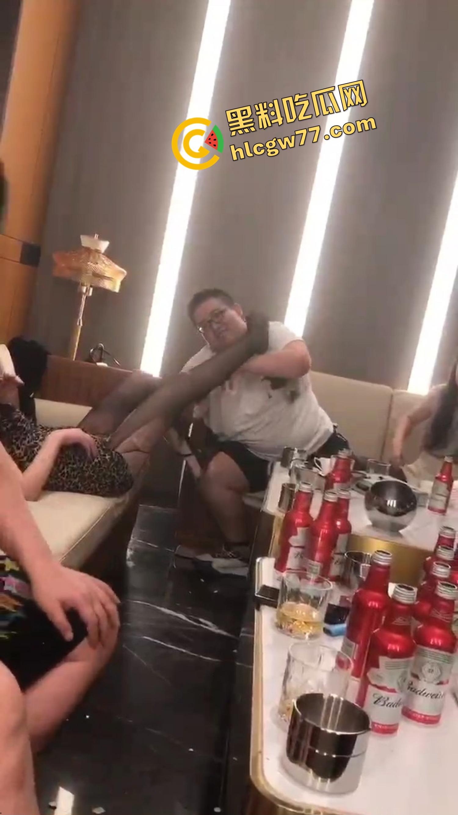 今夜无事勾栏听曲,结果真看见窝瓜骚鸡撕丝袜撕到癫,百威一口干今日不操鸡,枉为聚会人! 第10张 今夜无事勾栏听曲,结果真看见窝瓜骚鸡撕丝袜撕到癫,百威一口干今日不操鸡,枉为聚会人! 第10张