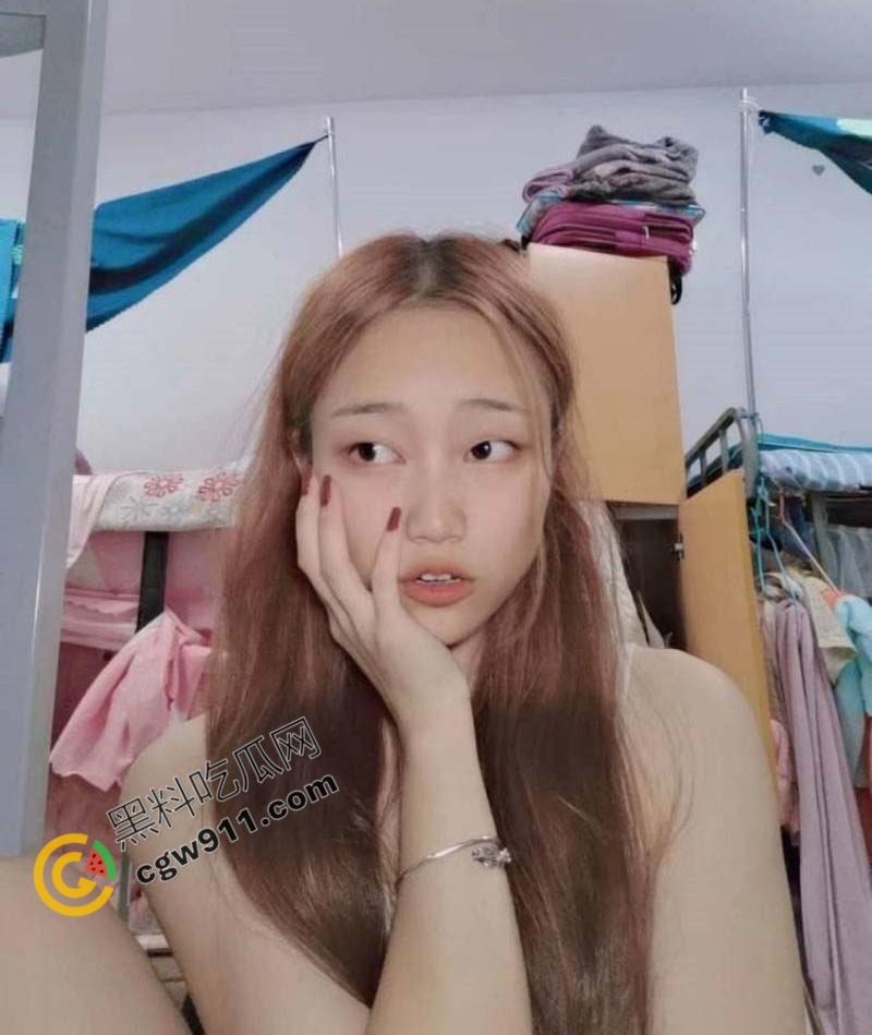 四川成都22岁高颜值厂妹下海卖逼，狂野床技让男子疯狂，丰满奶子，露脸口交，尽享极致快感！  第3张