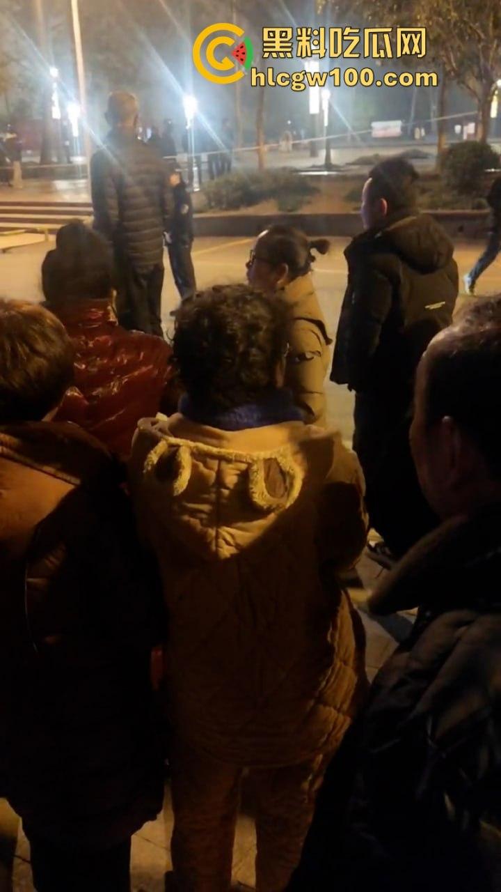 甘肃骚妇频繁出轨又约炮 原配老公当街抓奸怒杀奸夫 骚鸡终于知道怕了 当场吓尿! 第2张 甘肃骚妇频繁出轨又约炮 原配老公当街抓奸怒杀奸夫 骚鸡终于知道怕了 当场吓尿! 第2张