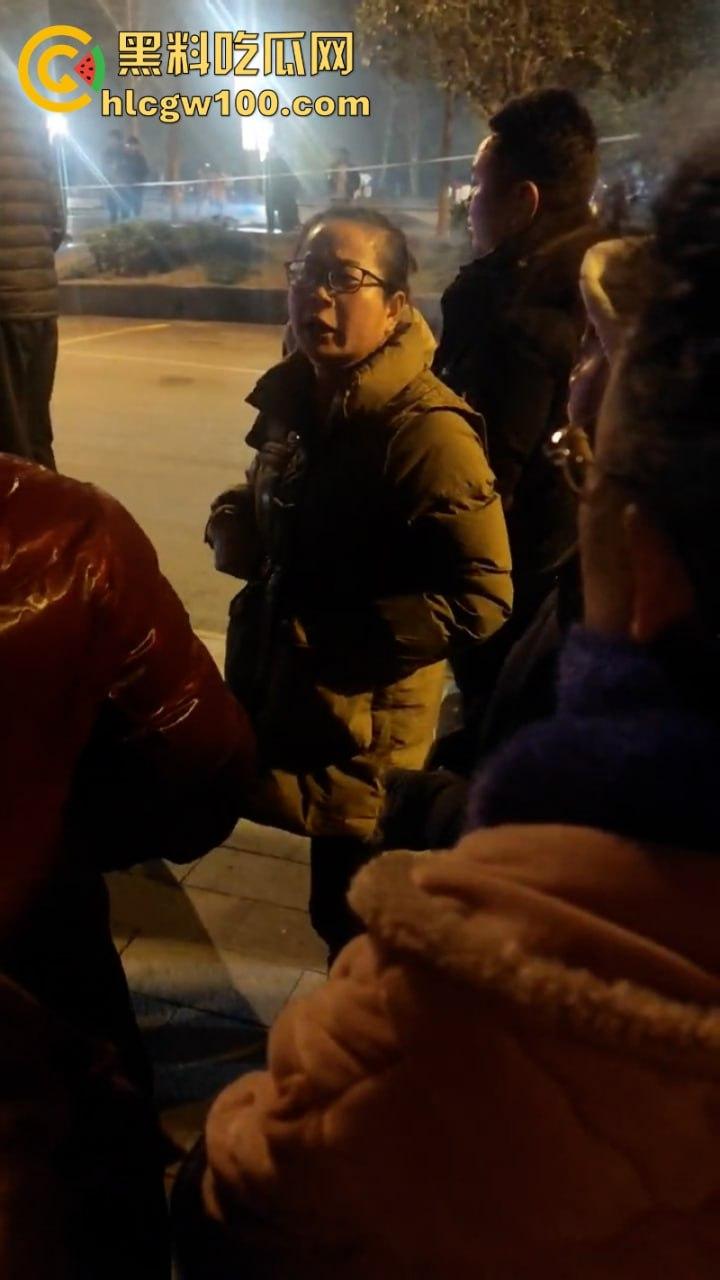 甘肃骚妇频繁出轨又约炮 原配老公当街抓奸怒杀奸夫 骚鸡终于知道怕了 当场吓尿! 第3张 甘肃骚妇频繁出轨又约炮 原配老公当街抓奸怒杀奸夫 骚鸡终于知道怕了 当场吓尿! 第3张