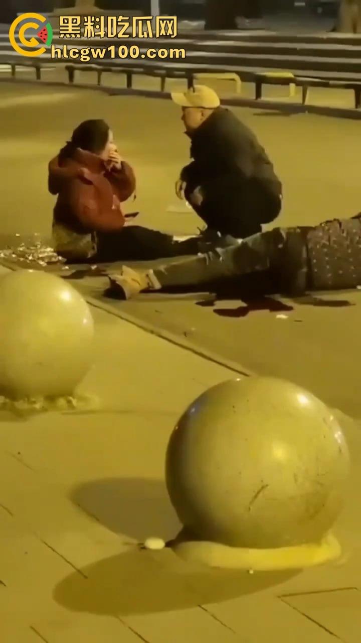 甘肃骚妇频繁出轨又约炮 原配老公当街抓奸怒杀奸夫 骚鸡终于知道怕了 当场吓尿! 第4张 甘肃骚妇频繁出轨又约炮 原配老公当街抓奸怒杀奸夫 骚鸡终于知道怕了 当场吓尿! 第4张