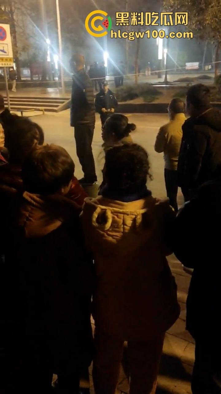 甘肃骚妇频繁出轨又约炮 原配老公当街抓奸怒杀奸夫 骚鸡终于知道怕了 当场吓尿! 第5张 甘肃骚妇频繁出轨又约炮 原配老公当街抓奸怒杀奸夫 骚鸡终于知道怕了 当场吓尿! 第5张