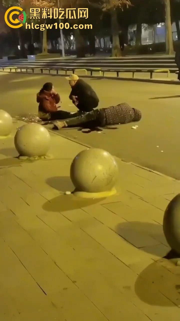 甘肃骚妇频繁出轨又约炮 原配老公当街抓奸怒杀奸夫 骚鸡终于知道怕了 当场吓尿! 第7张 甘肃骚妇频繁出轨又约炮 原配老公当街抓奸怒杀奸夫 骚鸡终于知道怕了 当场吓尿! 第7张