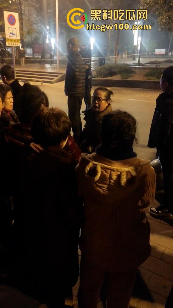 甘肃骚妇频繁出轨又约炮 原配老公当街抓奸怒杀奸夫 骚鸡终于知道怕了 当场吓尿! 第8张 甘肃骚妇频繁出轨又约炮 原配老公当街抓奸怒杀奸夫 骚鸡终于知道怕了 当场吓尿! 第8张