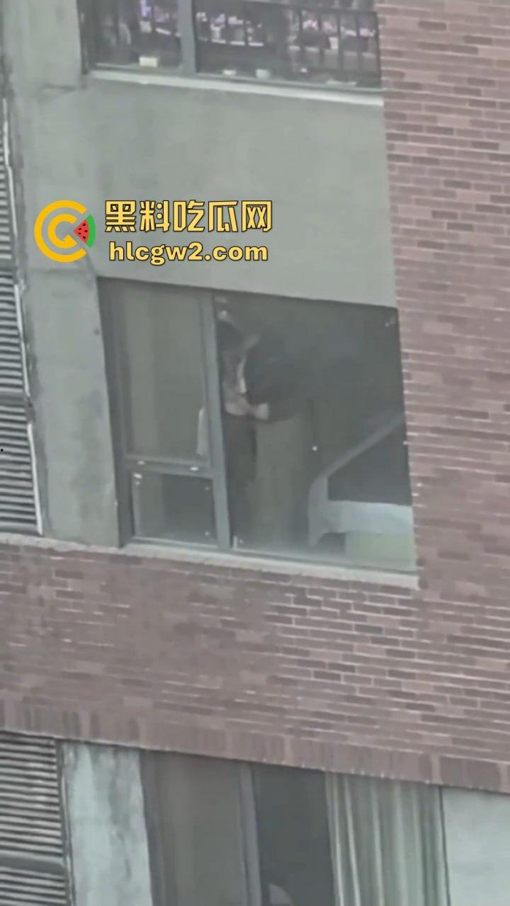 隔壁楼男子窗户边吊打女子调教 小皮鞭啪啪作响还疯狂RUA胸  奶子都反光了这拍视频的哥们真是个神！ 第1张