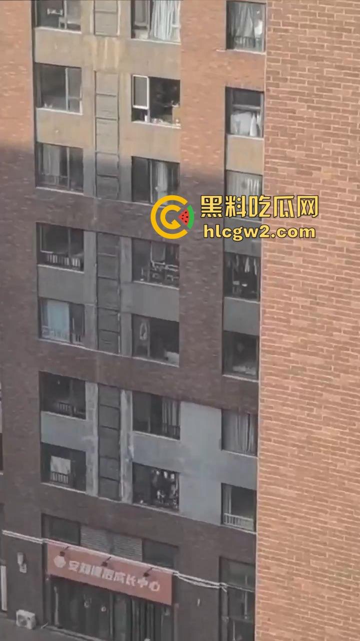 隔壁楼男子窗户边吊打女子调教 小皮鞭啪啪作响还疯狂RUA胸  奶子都反光了这拍视频的哥们真是个神！ 第5张