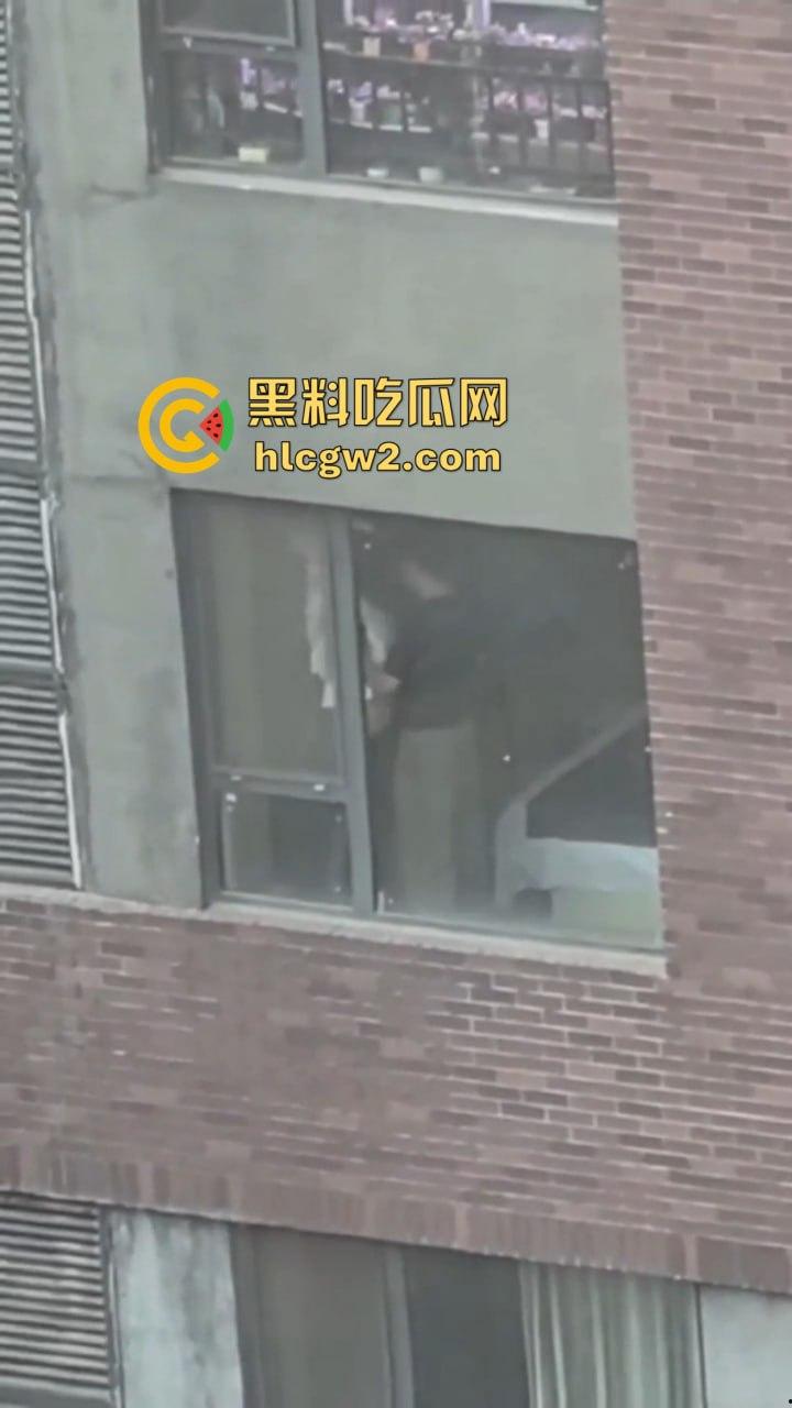 隔壁楼男子窗户边吊打女子调教 小皮鞭啪啪作响还疯狂RUA胸  奶子都反光了这拍视频的哥们真是个神！ 第7张