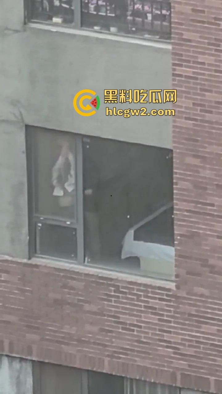 隔壁楼男子窗户边吊打女子调教 小皮鞭啪啪作响还疯狂RUA胸  奶子都反光了这拍视频的哥们真是个神！ 第9张