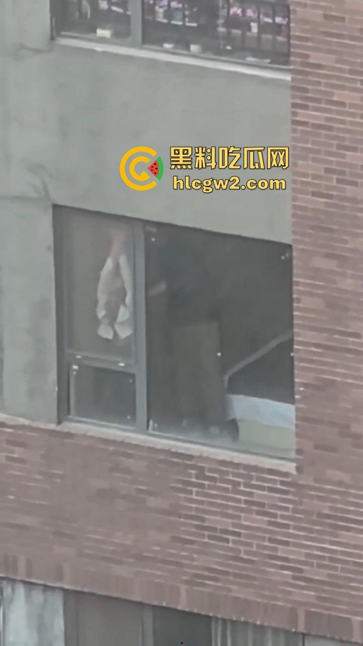 隔壁楼男子窗户边吊打女子调教 小皮鞭啪啪作响还疯狂RUA胸  奶子都反光了这拍视频的哥们真是个神！ 第11张