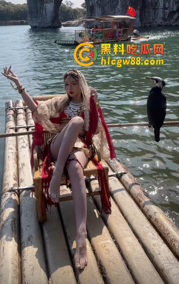 深圳车展『宫梦儿』靠露逼毛一天涨粉1万，车模个个会玩大秀骚操作质量逆天，这个行业真是卷疯了！  第3张