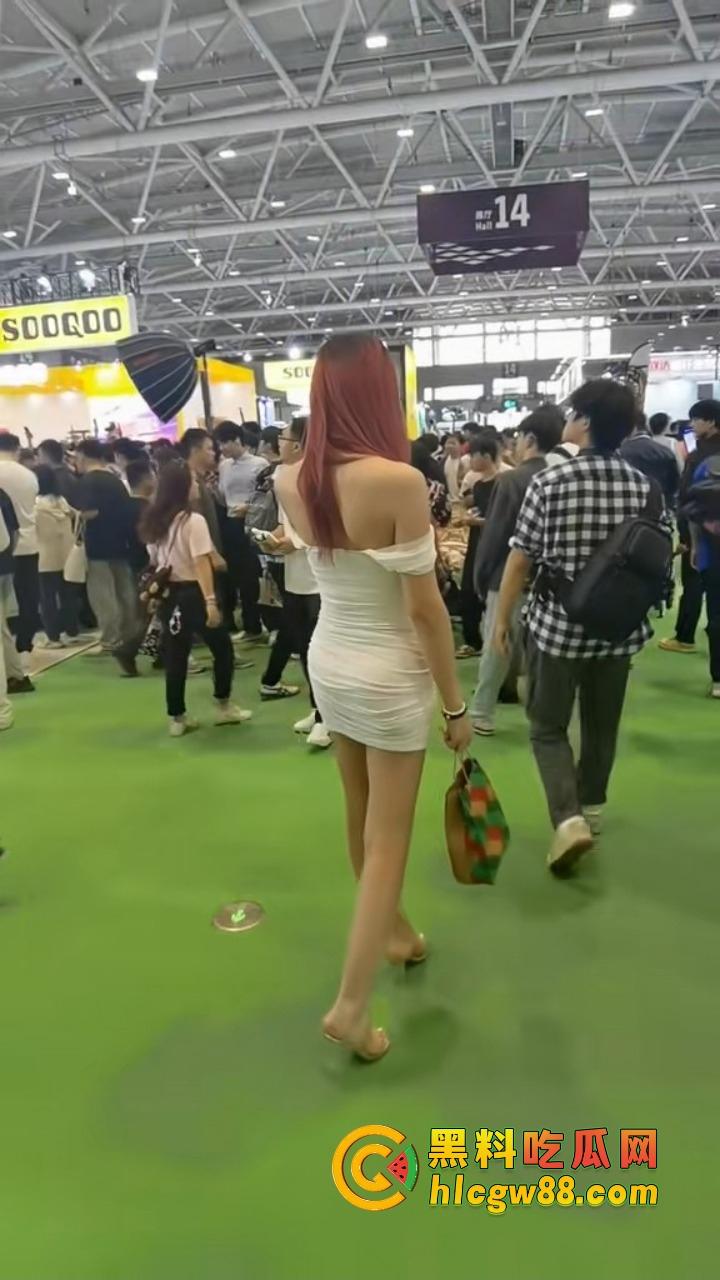 深圳车展『宫梦儿』靠露逼毛一天涨粉1万，车模个个会玩大秀骚操作质量逆天，这个行业真是卷疯了！  第14张