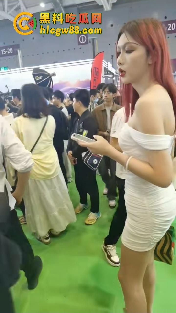 深圳车展『宫梦儿』靠露逼毛一天涨粉1万，车模个个会玩大秀骚操作质量逆天，这个行业真是卷疯了！  第15张