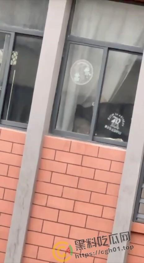 大学生版掩耳盗铃！教室内拉上窗帘打炮 外面的人看的一清二楚 整栋楼为其冲刺加油  第4张