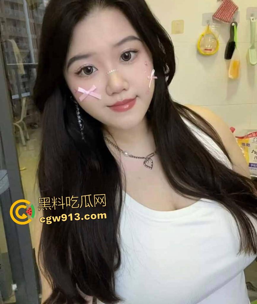 快手巨乳【小胖妹】，肥臀嫩鲍用粗手指插逼狂流水，穿着黑丝拍自己的奶子不嫌痛，这坦克是真耐造啊！  第2张