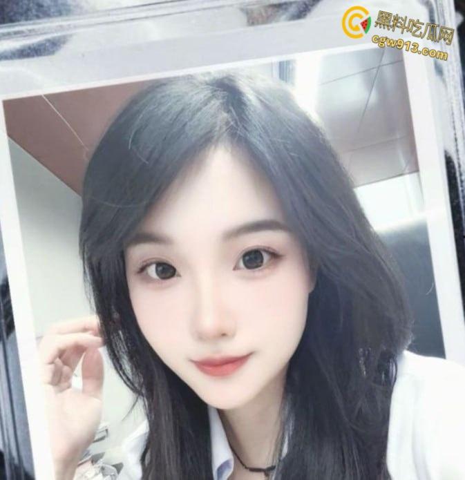 西安高颜值御姐【邢惠雯】，从沙发口到床上，深喉舔鸡巴跪膝舐菊，饥渴状如饿鬼附体，太会玩了 ！  第1张