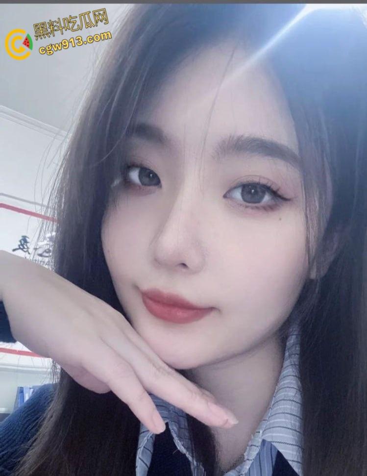 西安高颜值御姐【邢惠雯】，从沙发口到床上，深喉舔鸡巴跪膝舐菊，饥渴状如饿鬼附体，太会玩了 ！  第3张