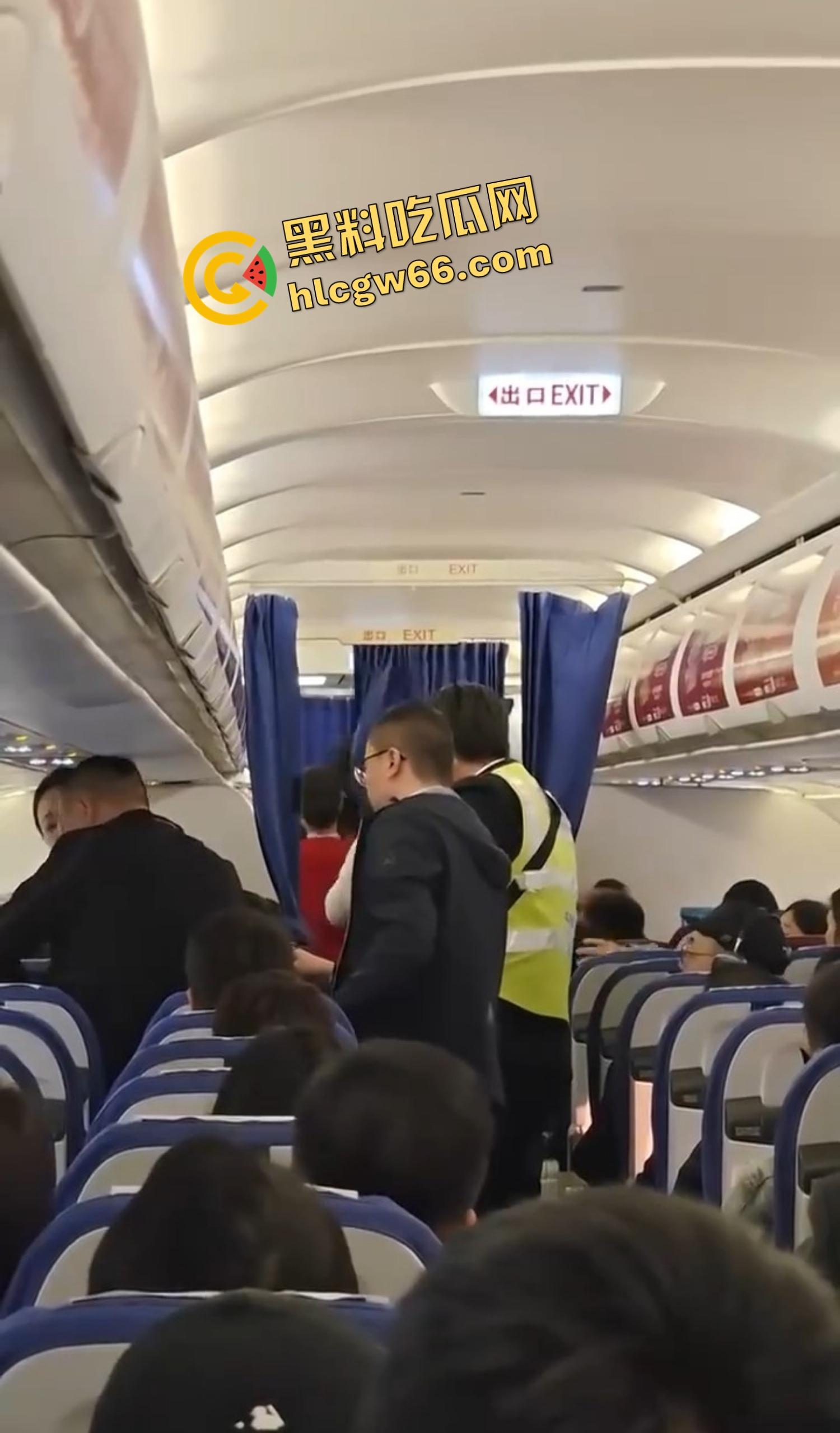 深圳航空变空中肉搏战，两女乘客因太臭香水熏人互殴，连空姐都遭殃被咬出血，航班延误两小时只因一场鼻子矛盾！  第4张